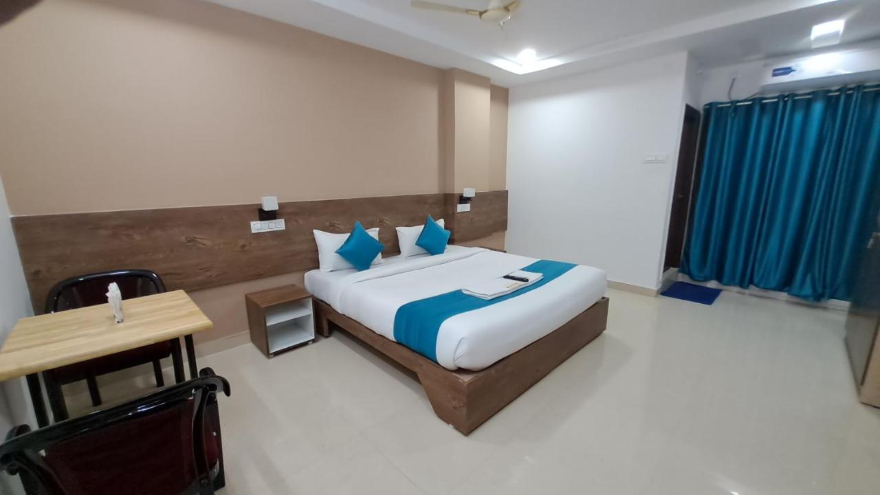 The Balcony Hotel Hyderabad Exteriör bild