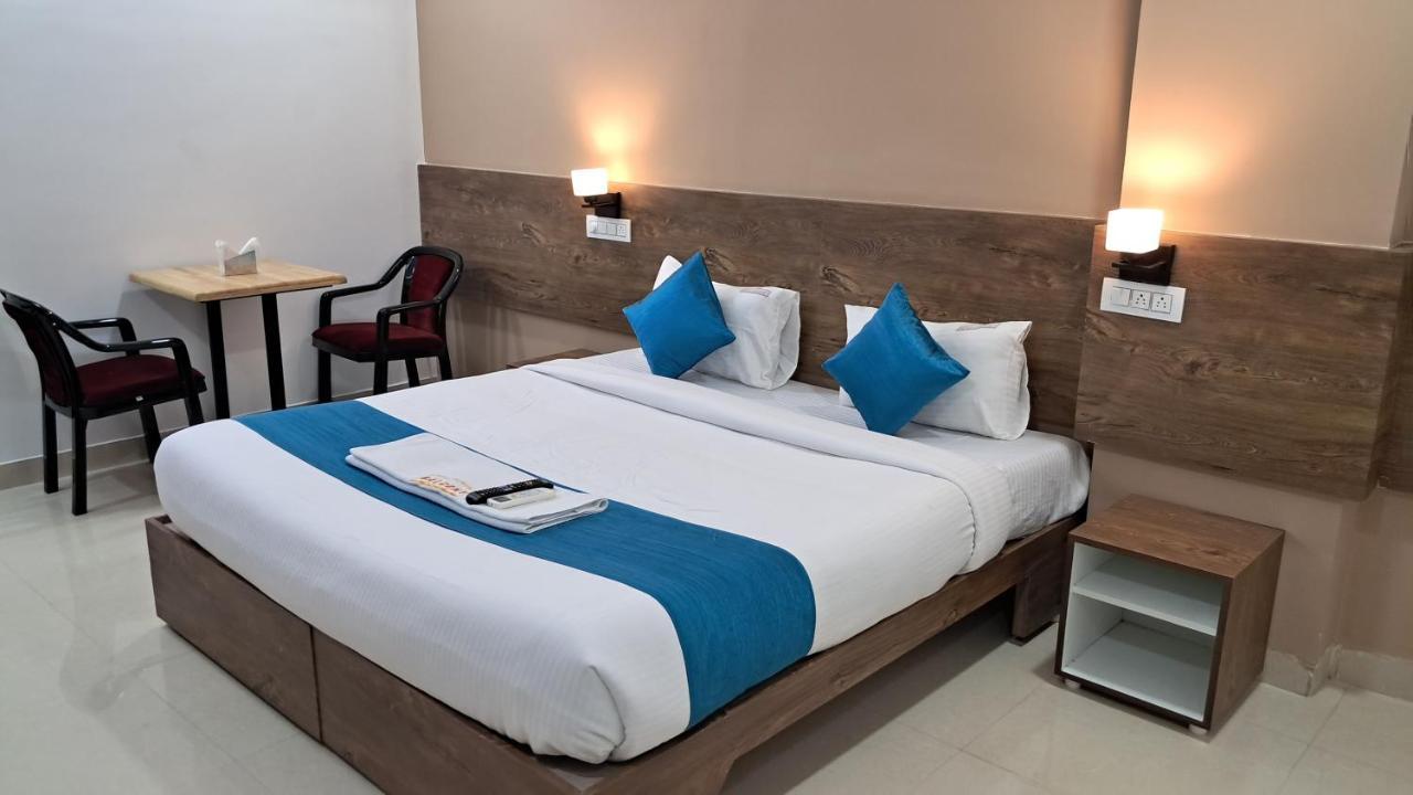 The Balcony Hotel Hyderabad Exteriör bild