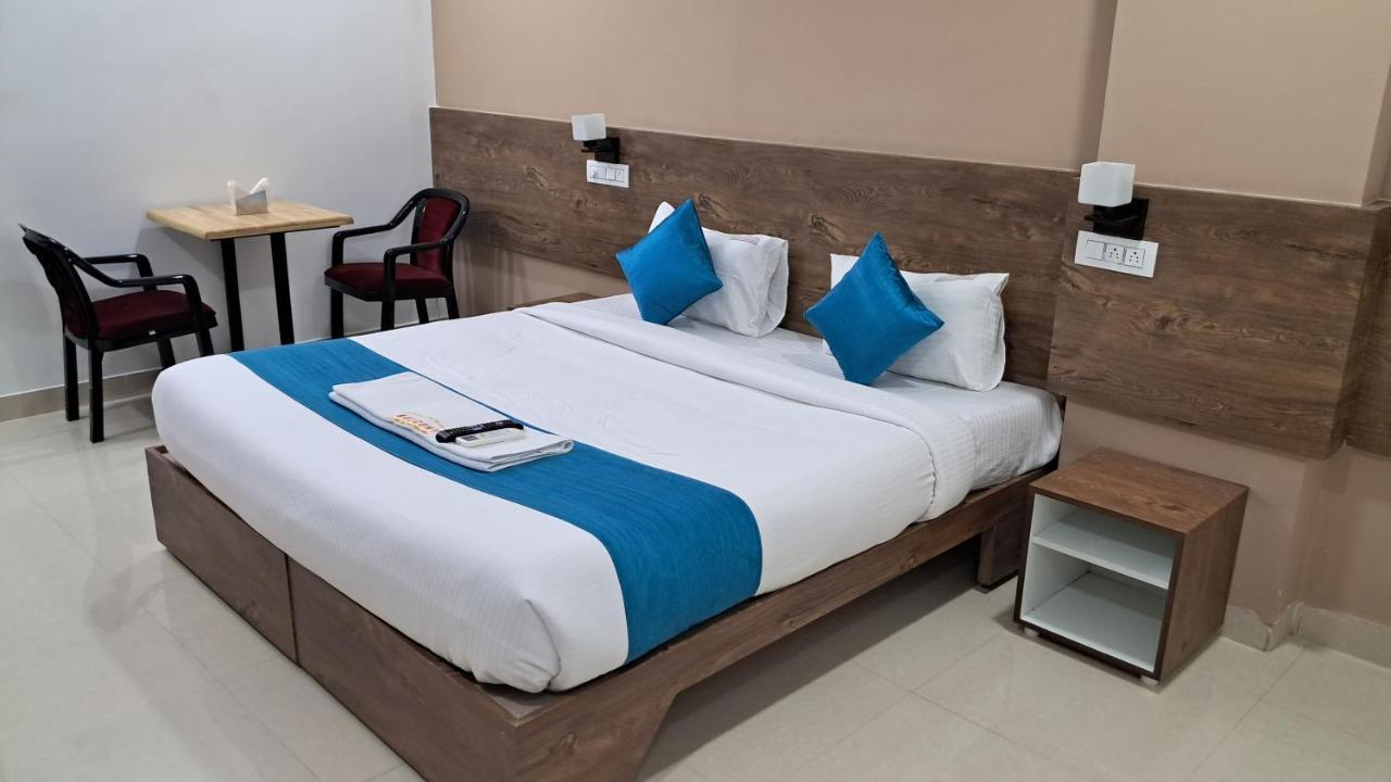 The Balcony Hotel Hyderabad Exteriör bild