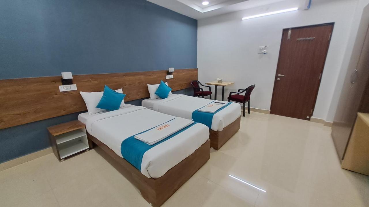 The Balcony Hotel Hyderabad Exteriör bild