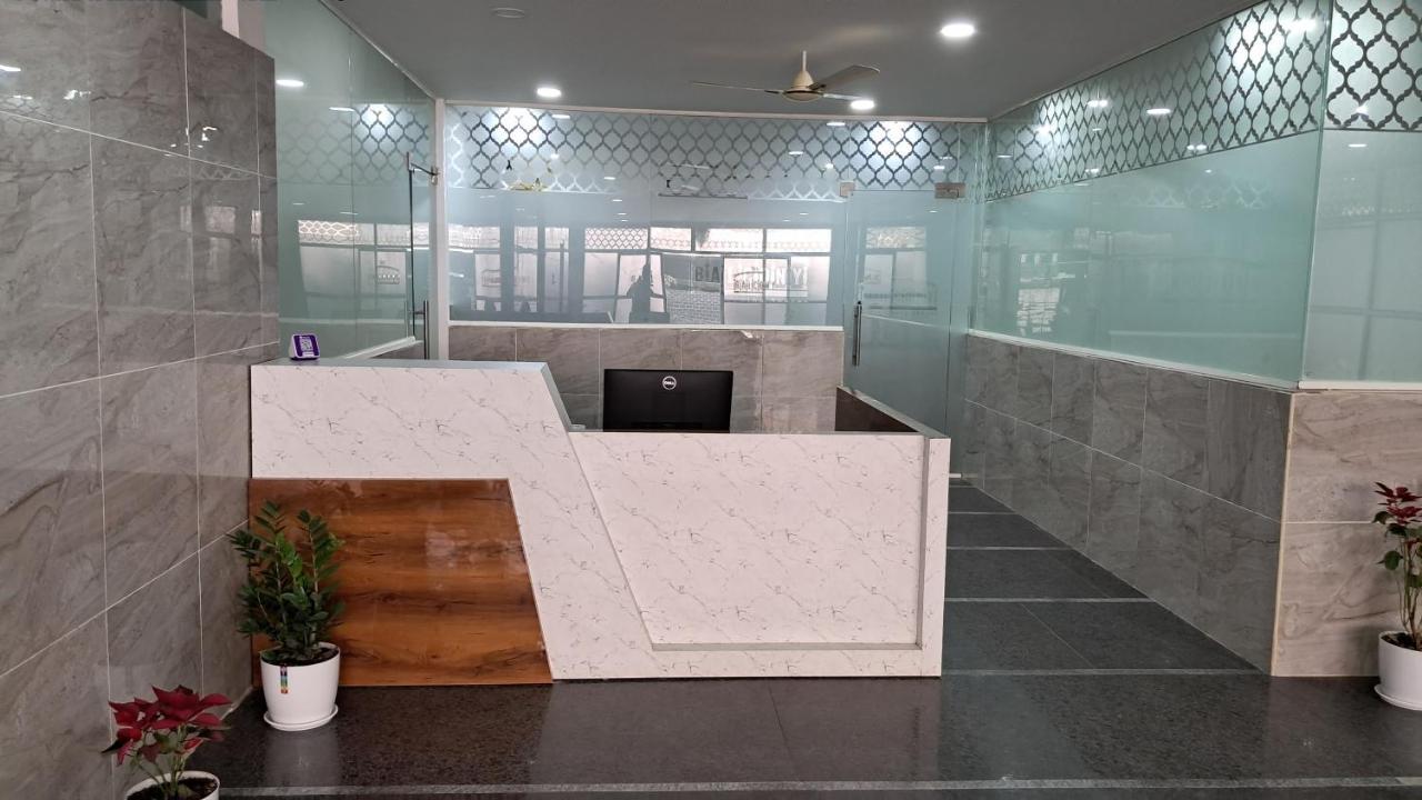 The Balcony Hotel Hyderabad Exteriör bild