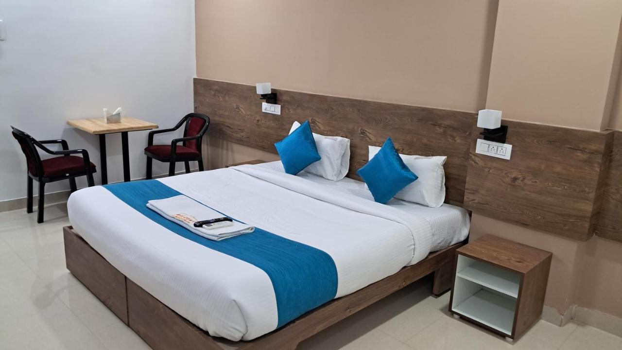 The Balcony Hotel Hyderabad Exteriör bild