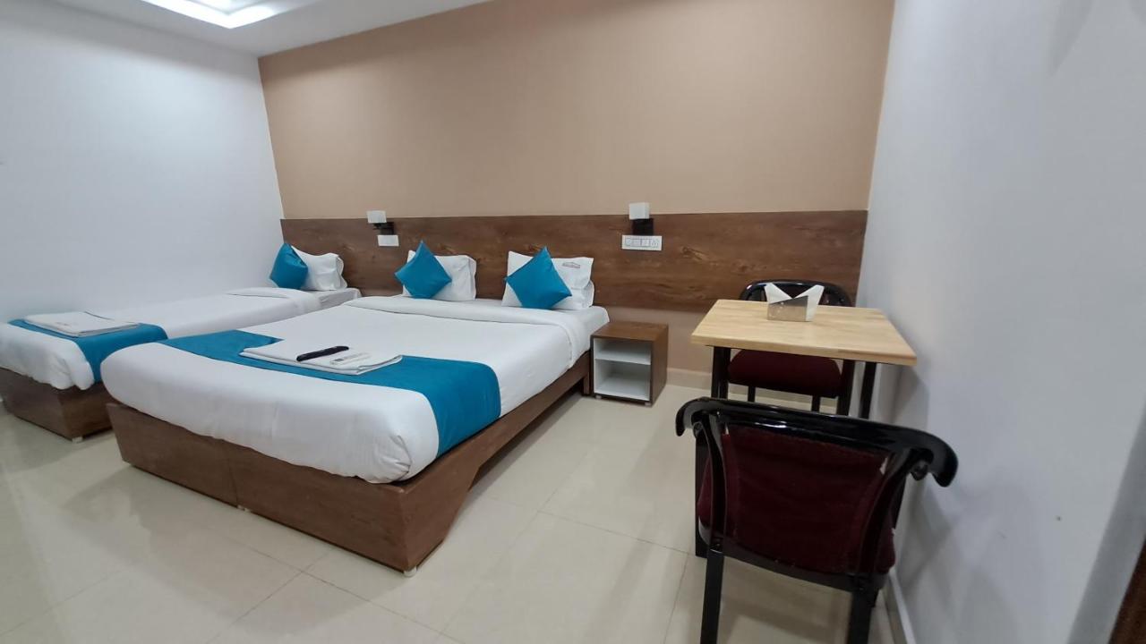The Balcony Hotel Hyderabad Exteriör bild