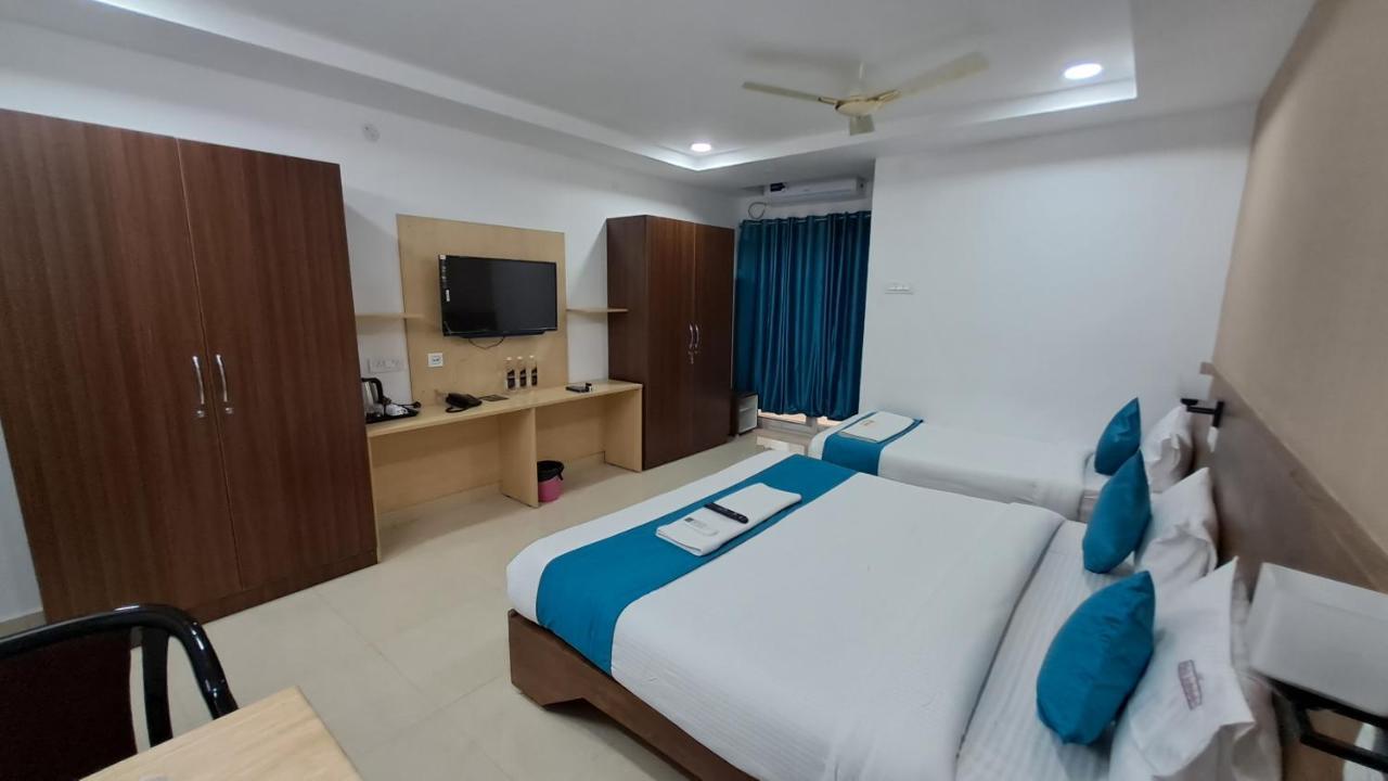 The Balcony Hotel Hyderabad Exteriör bild
